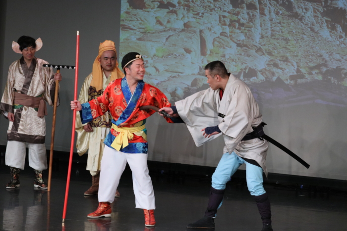 “天然”平山昌雄「チャンバラJAPAN」でなぜか座長・吉田裕が“伝説のハリセンチョップ”の餌食に FANY Magazine