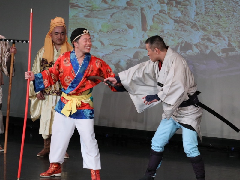 “天然”平山昌雄「チャンバラJAPAN」でなぜか座長・吉田裕が“伝説のハリセンチョップ”の餌食に