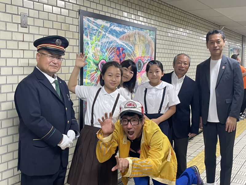 子どもたちが絵具まみれでペインティング! アーティスト小澄源太と小学生が合作した地下鉄ウォールアート完成！