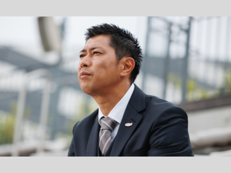 パンサー尾形、サッカースタジアムに降臨! スーツ姿でクールに熱演!『社宅2.0』WebCM公開中!