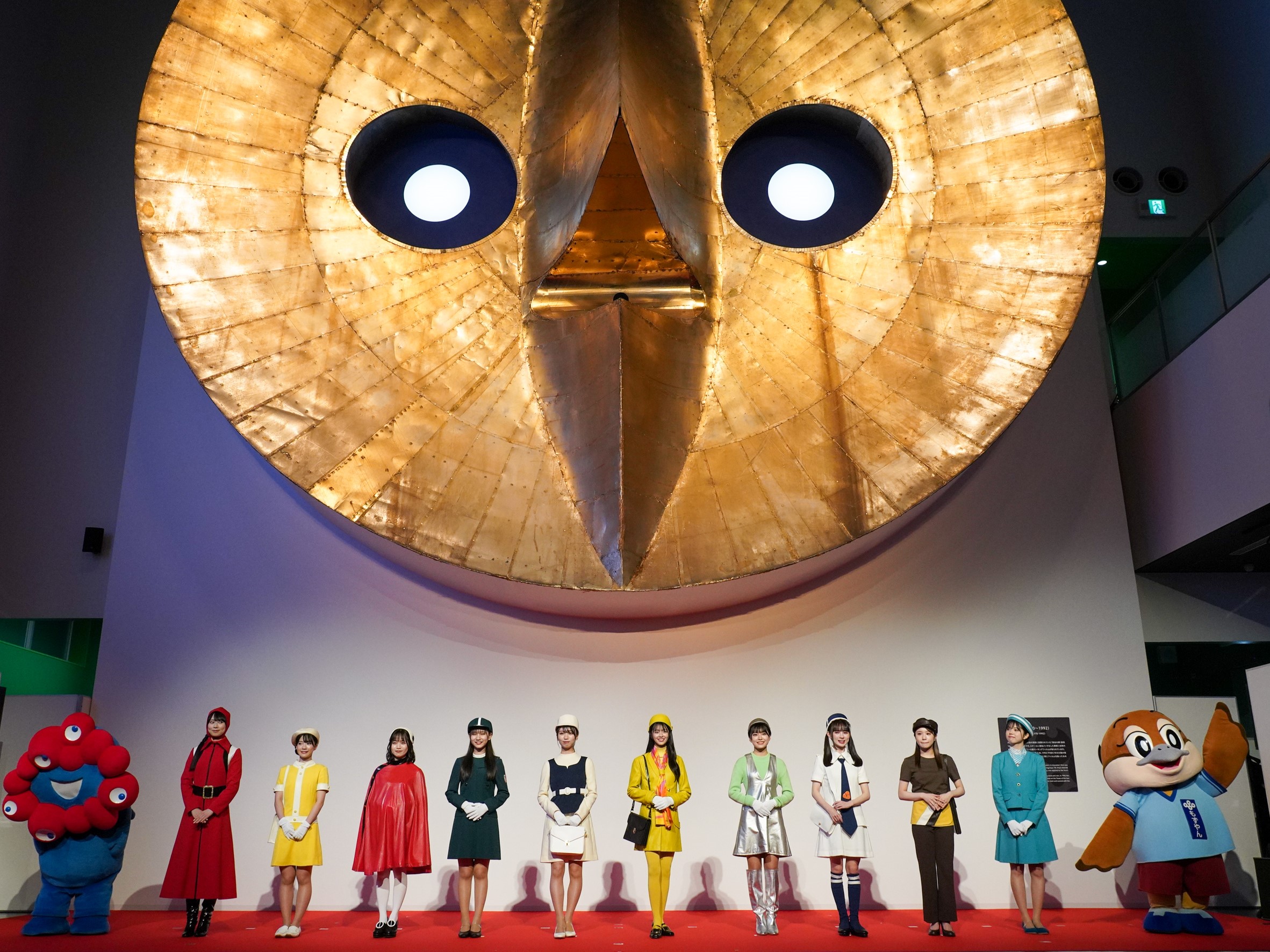 EXPO'70パビリオン別館で岡本太郎「黄金の顔」が30年ぶり復元! NMB48も 