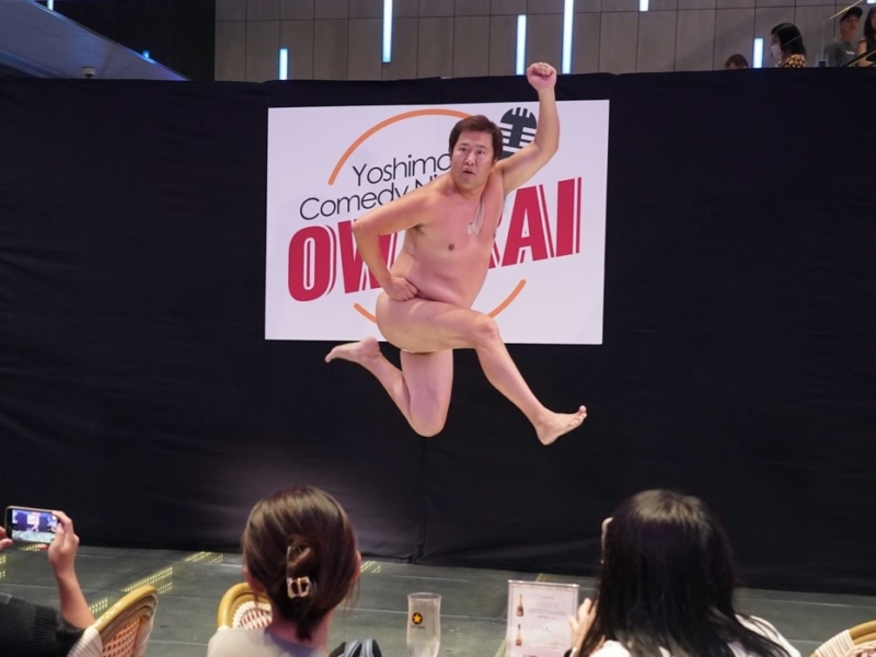 日本人も外国人もみんなで「パーンツ！」 吉本が仕掛ける歌舞伎町“来日客向け”ステージにとにかく明るい安村らが登場