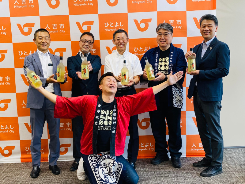 熊本県在住芸人の安井政史が人吉市長を表敬訪問! オリジナルブレンドの球磨焼酎「感じる樽神輿イヤ～ん」が誕生!