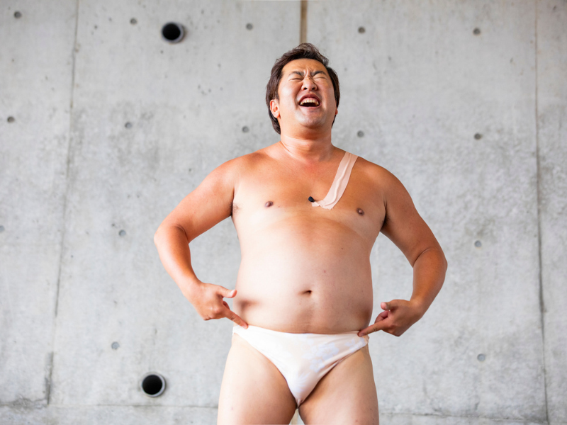 とにかく明るい安村がファイターズ試合前に500人で「アイムウェアリング！」「パーンツ！」