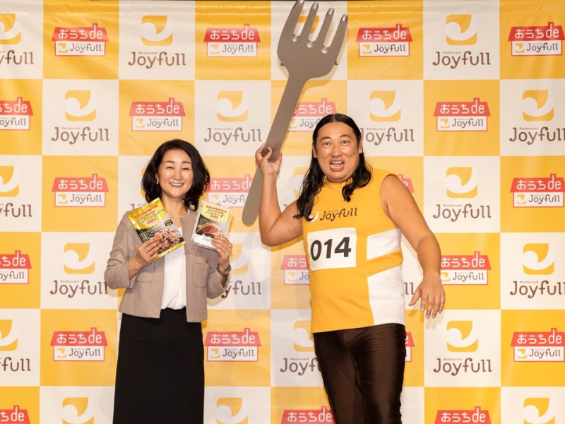 ロバート秋山が巨大フォークを投げて「おうちでジョイフル！」と大絶叫!