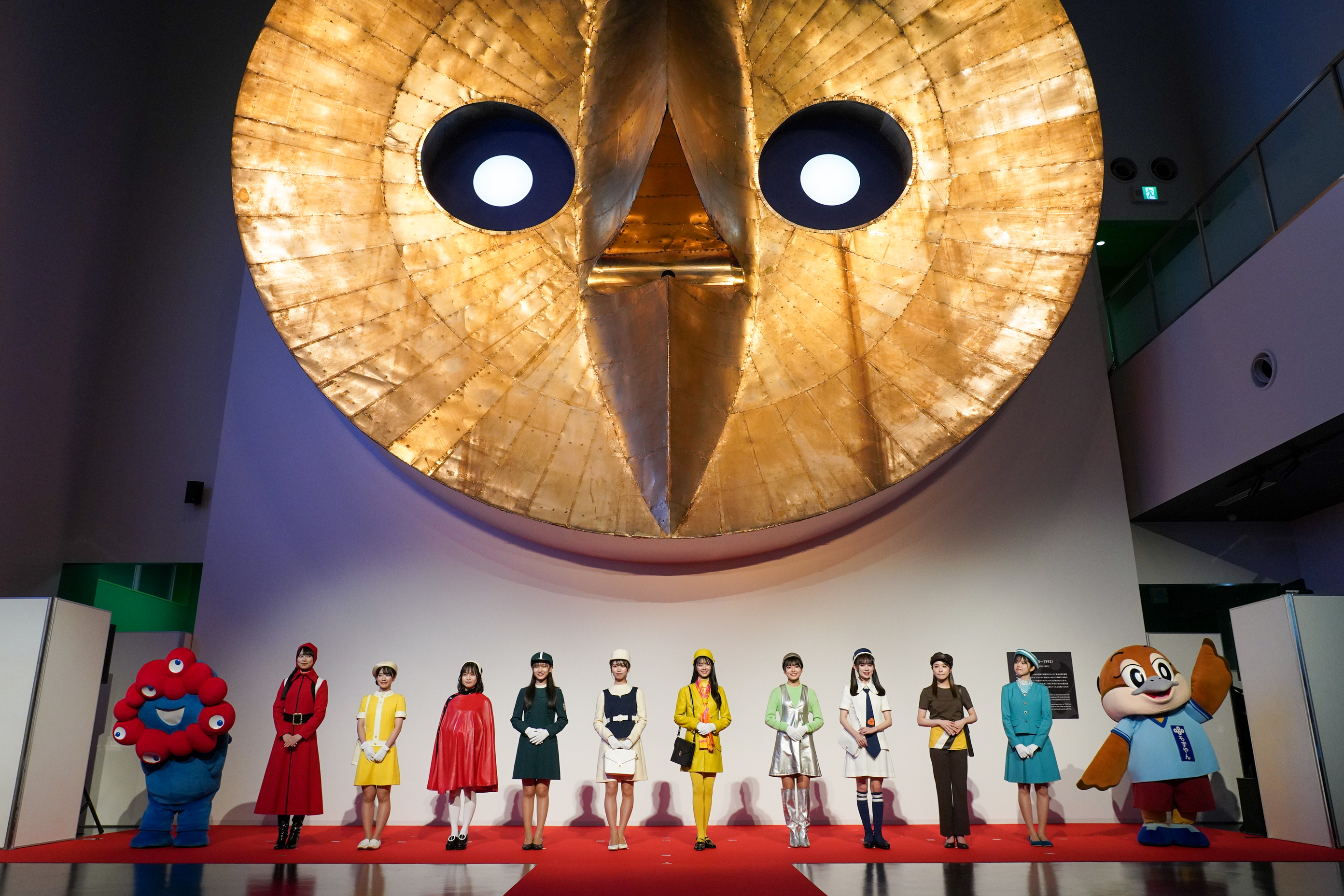 EXPO'70パビリオン別館で岡本太郎「黄金の顔」が30年ぶり復元! NMB48も 