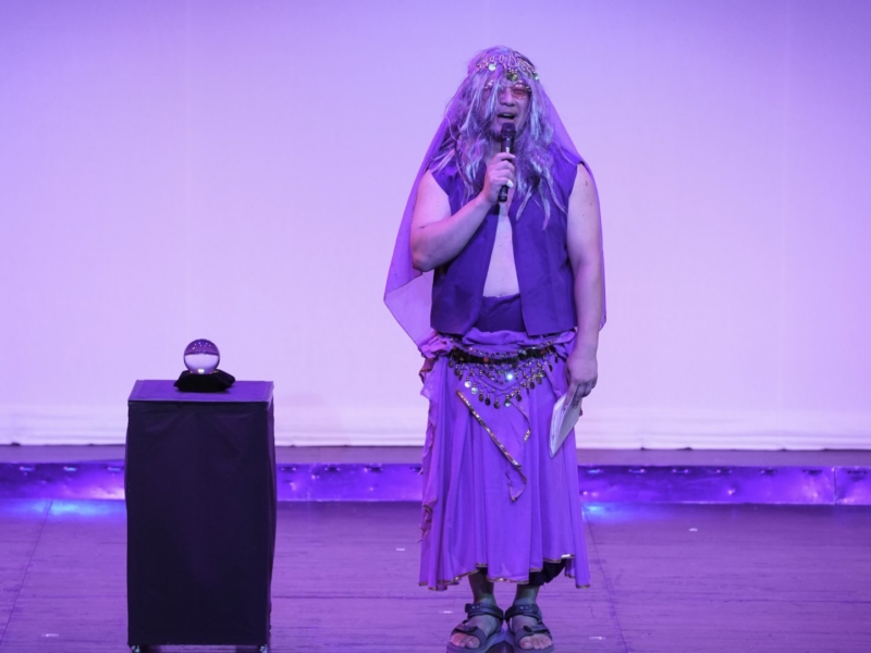 土下座、絶叫、そして“当たりすぎる”占い……出演者も謎、ネタも謎のケンコバ主催ライブが今回も“地獄”だった!