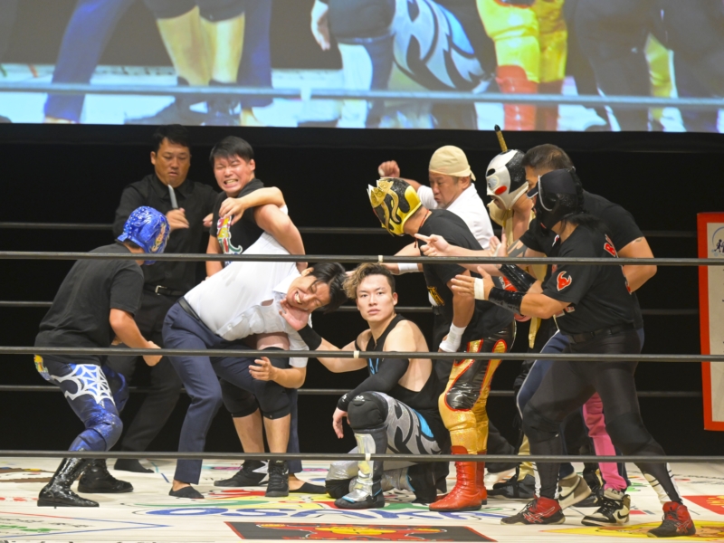 ステージ上のリングでド迫力のプロレスが! コントとの“競演”に会場熱狂「50超えても小学生の気分に」