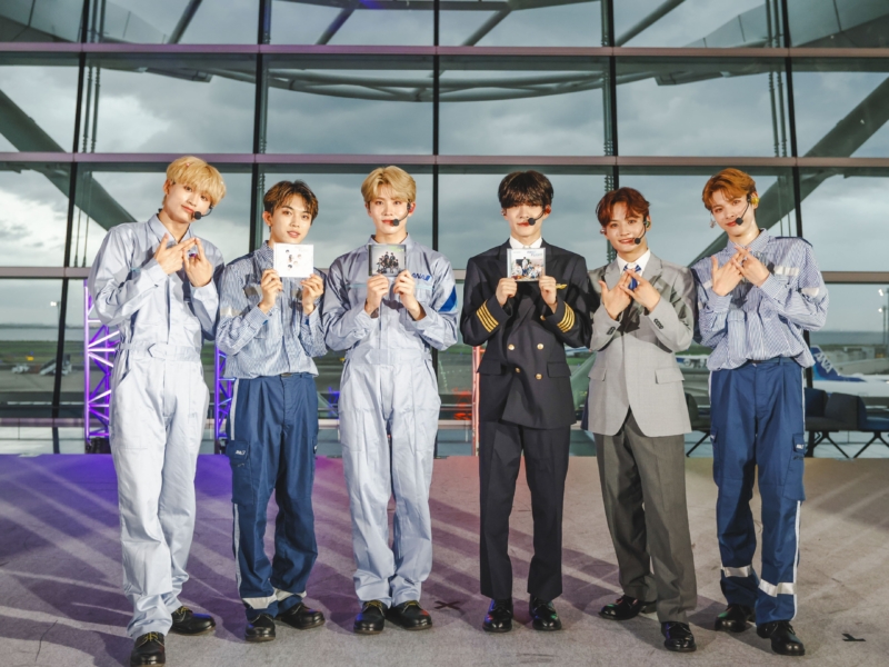 DXTEENがANAの制服姿でパフォーマンス! 似合いすぎる寺尾は「勤務4～5年目の感じで…」