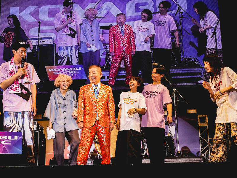 tricotの演奏で池乃めだかが十八番を熱唱！ tricotメンバーはレジェンドとの共演に感無量 「KOYABU SONIC 2023」