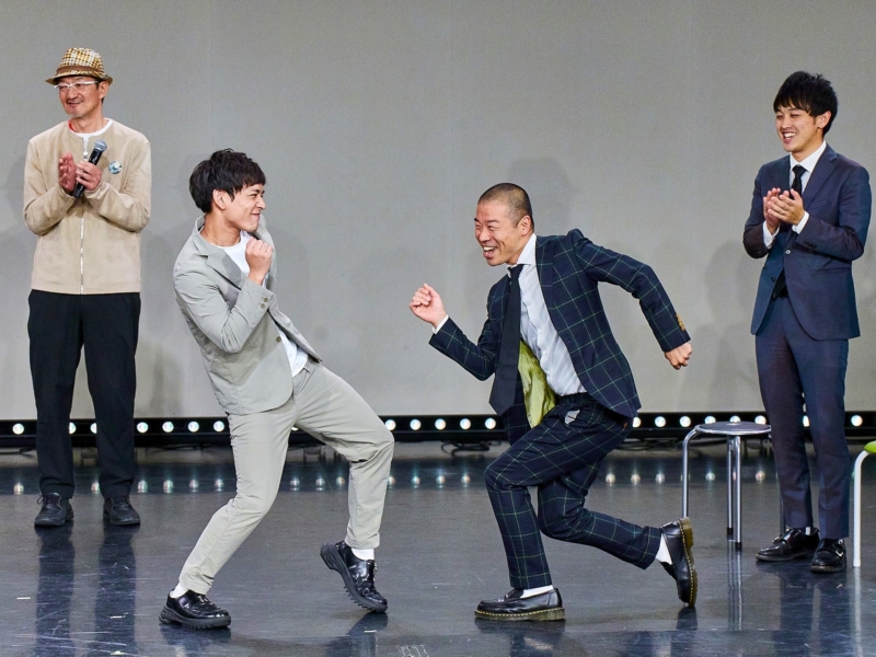 先輩に薬物をむりやり誘われたら…アキナ山名の実演に指導員絶賛! 大阪府が薬物乱用防止イベント