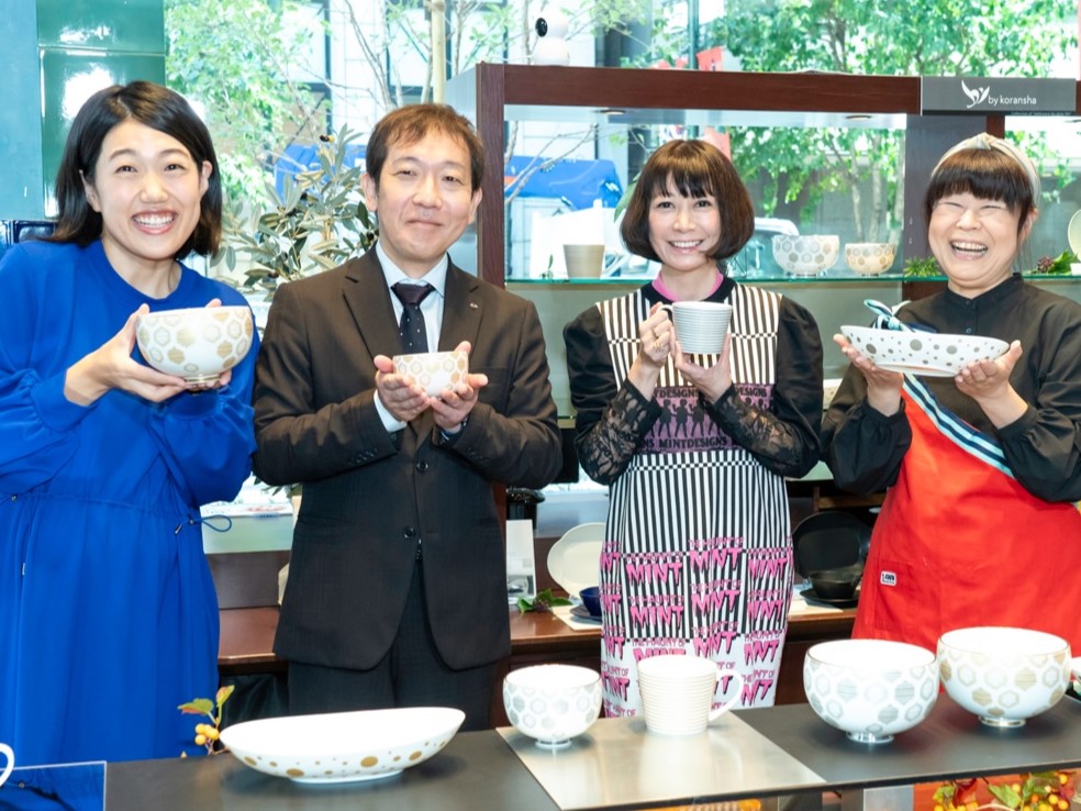 創業300年以上の香蘭社100周年記念ペア灰皿 未使用 コレクター 香蘭社シリーズ一覧|有田焼の老舗-香蘭社オンラインショップ