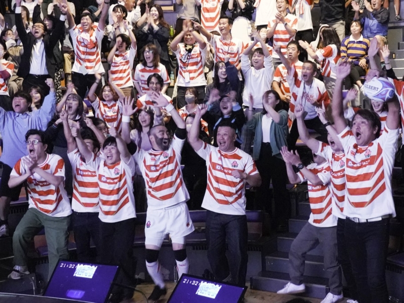 中川家、ケンコバ、レイザーラモンRGらがラグビー日本代表を応援! トライのたびに観客とハイタッチ