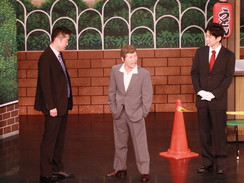 吉本新喜劇で殺人事件!? “刑事キャラ”すっちー＆千葉公平が取り調べで座員の暴露ネタ連発