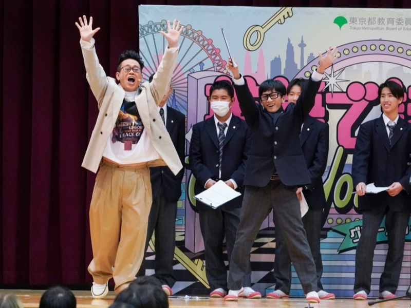 “グローバル芸人”宮川大輔＆こがけんが都立高校生に英語ワークショップ! “家族愛”語る生徒に「お母さん、泣きはると思う」