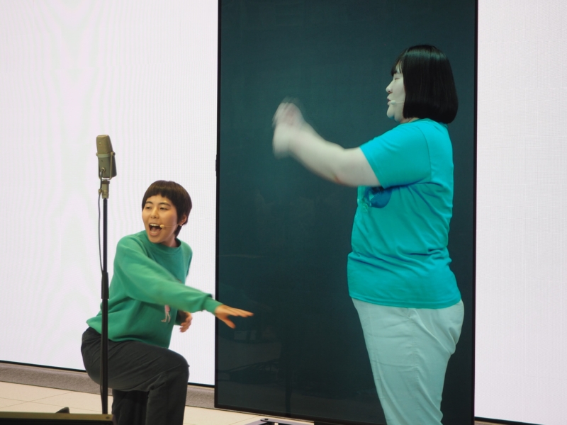 次世代通信基盤IOWNを使ってヨネダ2000が離れた場所でリズム漫才! 見取り図・盛山らの“芸人ラップバトル”は不発!?