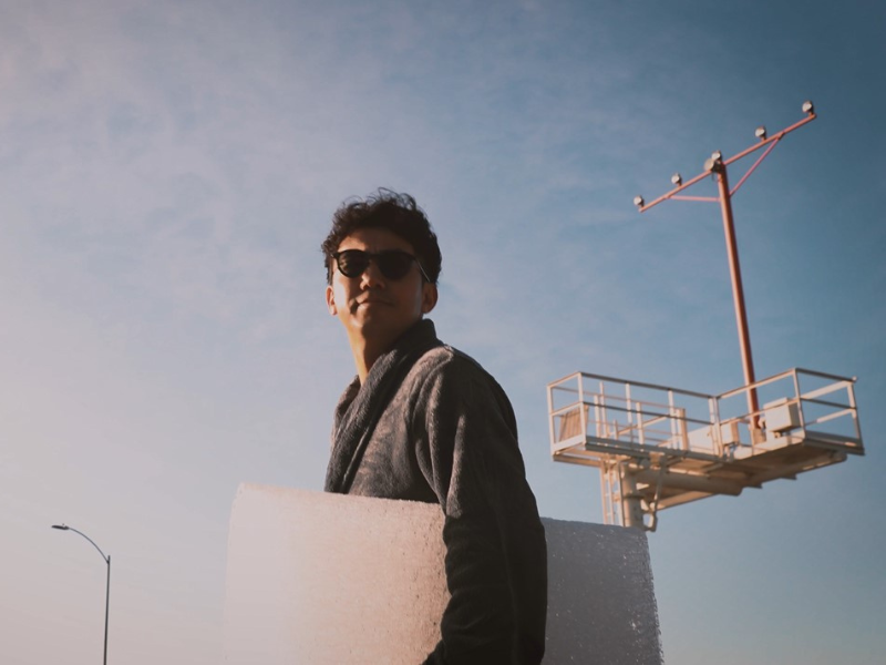 ピース綾部祐二が、監督・脚本・主役の1人3役! 全編アメリカロケ敢行!