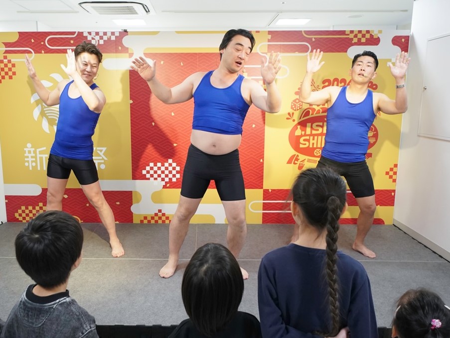 シェイプエクササイズ ジャンポケが子どもたちに“エクササイズ”を伝授! 新春の伊勢丹新宿店で