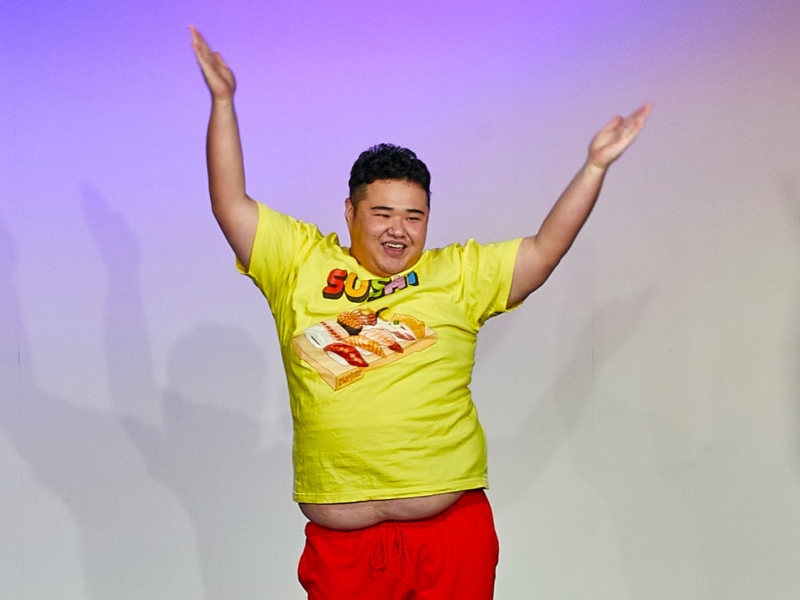 “おデブダンス”で世界中からSNSフォロワーが! 120キロの巨漢芸人・シャルロットの正体とは!?