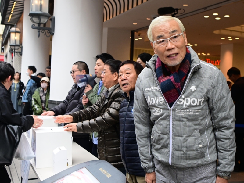 芸人たちが劇場前で「能登半島地震」募金活動! 西川きよし「本当に小さなことからコツコツと協力できたら」