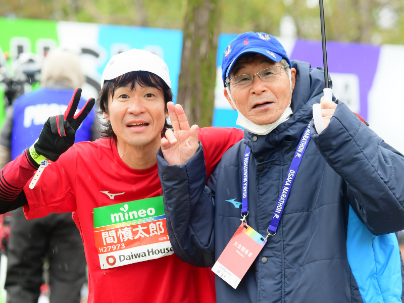 「大阪マラソン2024」フルマラソンは、雨が降るなか、笑顔で次々とゴール！