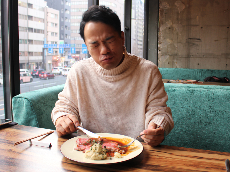 吉本興業の社員食堂をサポートする「DDグループ」の「わらやき屋」の新業態店舗「WARAYAKI funsista」が誕生! 伝統と変化が引き起こす新たな食文化に刮目せよ!