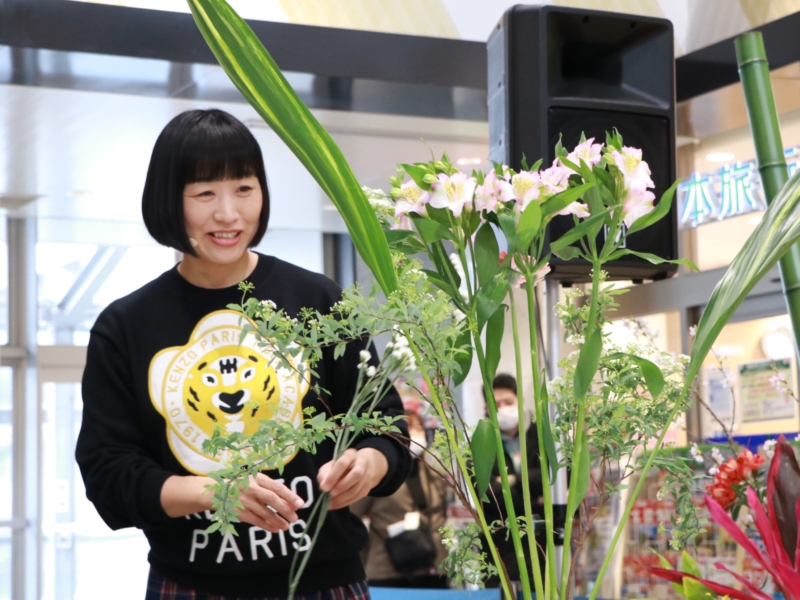 いけばな対決にカメラ講座にトークに…人気芸人とアイドルが「華道」に挑戦! 京都駅で『ラフ＆フラワー』開催