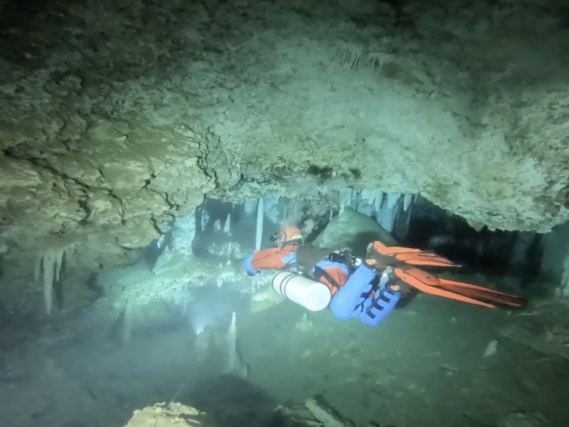 『クレイジージャーニー』洞窟探検家・吉田勝次の人類未踏のお宝探し! ギリギリ身体が通る狭さの水中洞窟へ!