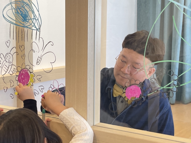 アート芸人・たいぞうが1カ月の「アーティスト芸人・イン・レジデンス」に挑戦! 星野リゾート リゾナーレ大阪で子どもたちと作品づくり