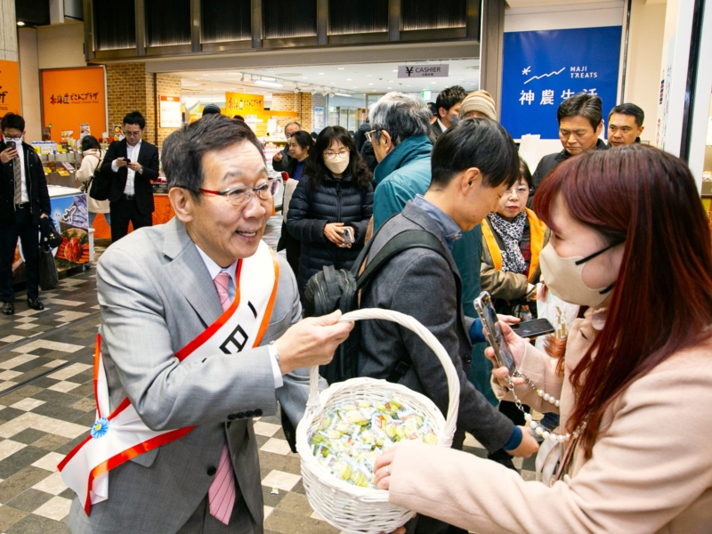 「あべのハルカス」10周年で“同じ誕生日”オール阪神が「1日店長」でお祝い「ともに歩んでいきたい」