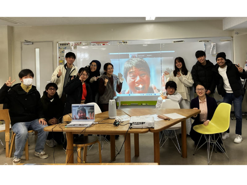 疲れていないのに、なぜ日本人は「お疲れ～」と言うの? Koが講師となり、神戸大学で漫才ワークショップ開催