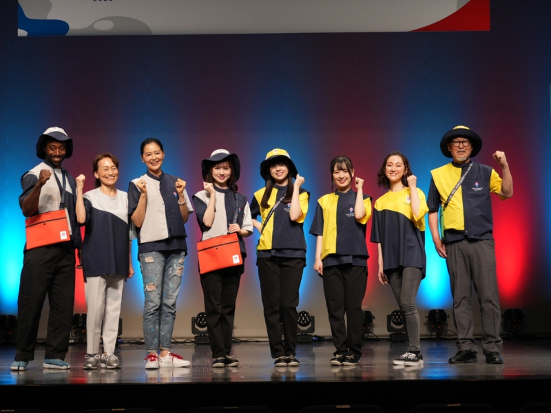 NMB48の3人が大阪・関西万博ボランティアユニフォーム姿を披露! 「すごくかわいい」「使いやすい」