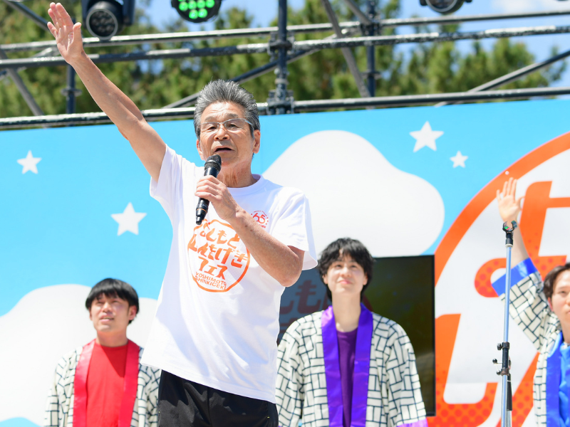 吉本新喜劇初の野外フェスがついに開幕! ネタステージで寛平GMが「アヘアヘアヘ」と高らかに開会宣言