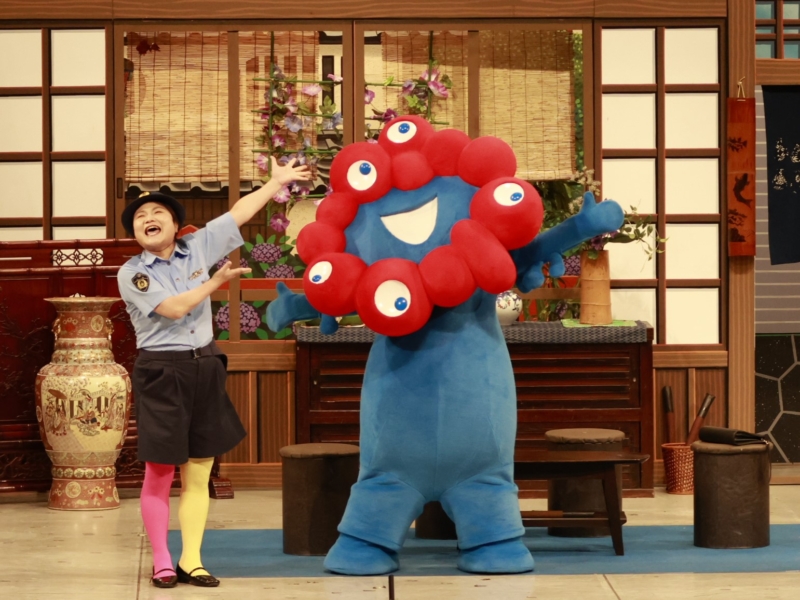 大阪・関西万博公式キャラクター “ミャクミャク”が新喜劇に登場! まさかの“乳首ドリル”披露で会場大爆笑