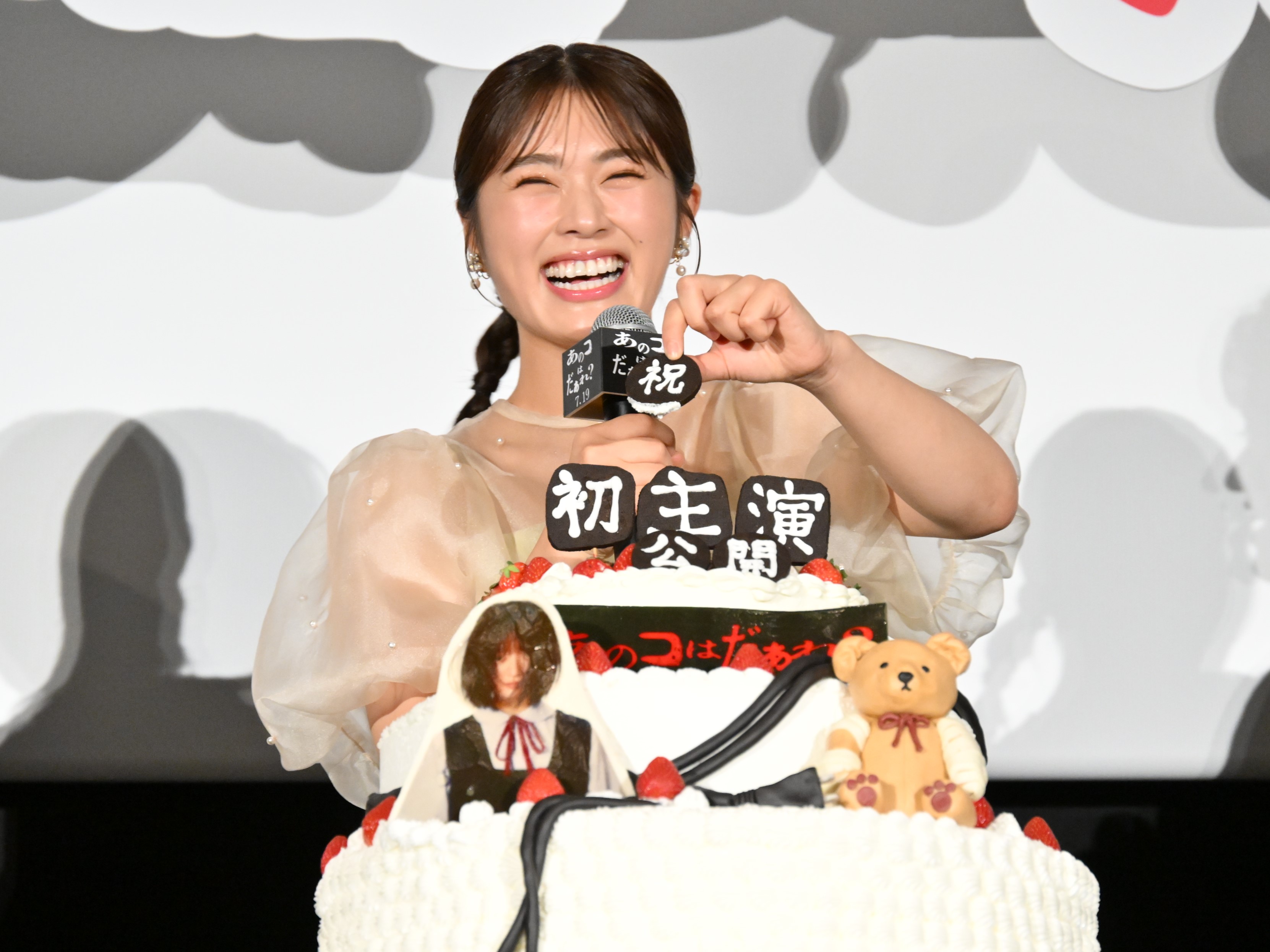 渋谷凪咲の“初主演映画”前夜祭にかまいたちがサプライズでビデオ