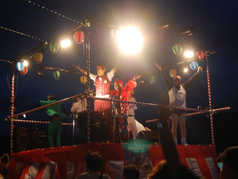 巨大やぐらで盆踊り風DJライブ! 笑いと音楽で山梨を盛り上げる「いしいフェス」に4000人集結