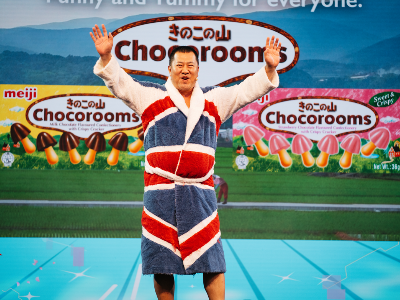 とにかく明るい安村が、海外でも「きのこの山」「たけのこの里」をPR!