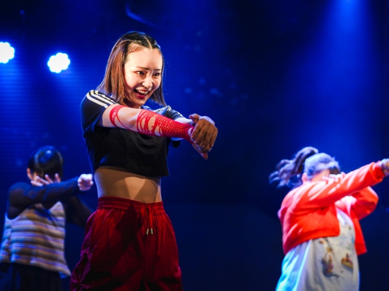 アイロンヘッド辻井が“異色の現役生”とギターセッション! YPA学園祭で学生たちが全力パフォーマンス