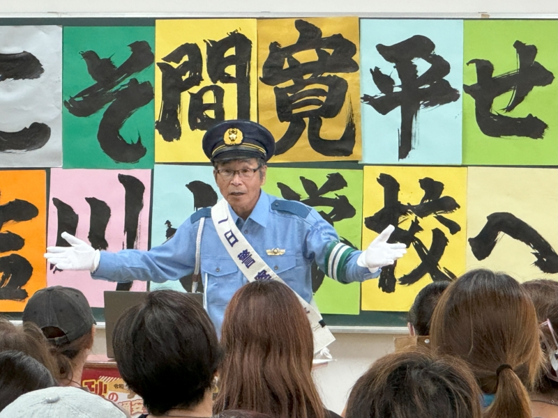 寛平GMが“地元”で一日警察署長に就任! 子どもたちに「一生懸命勉強して、あかんかったら吉本に入りなさい」