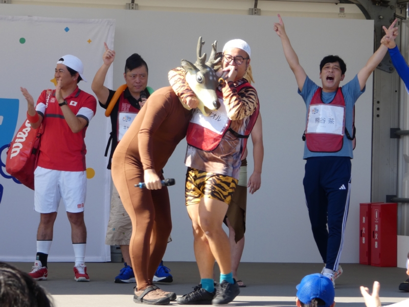 人気芸人たちが川崎市の親子スポーツイベントで奮闘! 「ダンソン」ブーム再燃のバンビーノが200人を“ニーブラ”!?