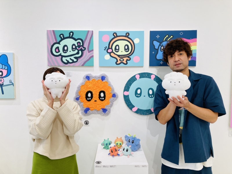 対談中にお互いの似顔絵を描いてみたら…!? 個展開催中の人気アーティスト・モニョチタポミチと“お絵描き芸人”らむね岡が「かわいい！」連発