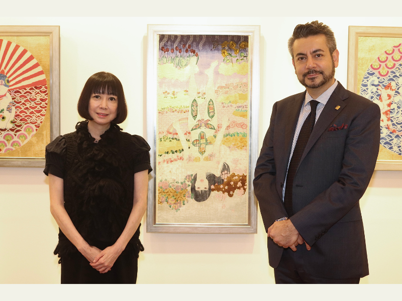 “花の82年組”アーティストのKAORUKO作品がペルシャ絨毯に! 女性職人に共感「気持ちとしても素晴らしいコラボ」