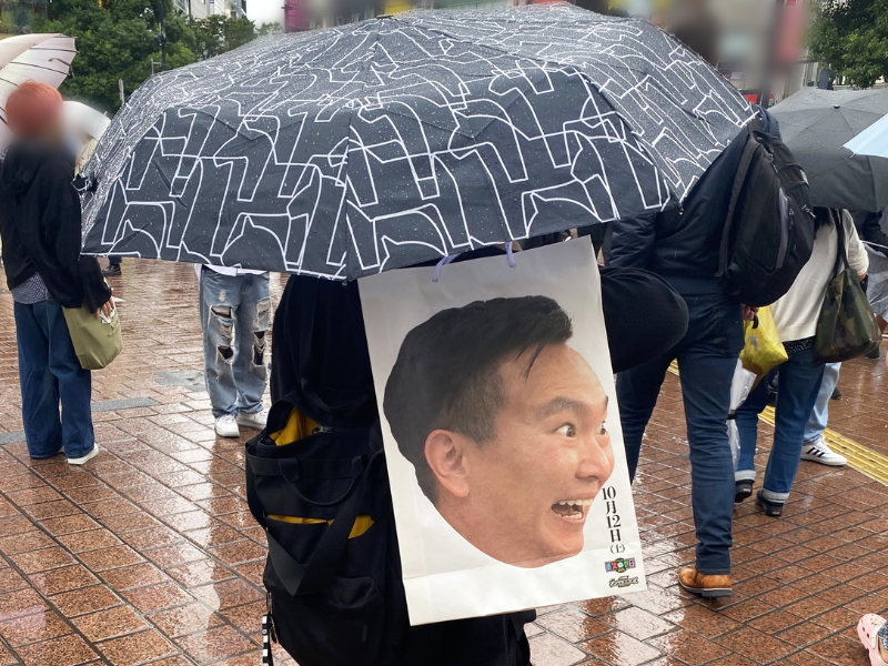 『お笑いの日』巨大芸人の顔ショッパーバッグが都内に出没!