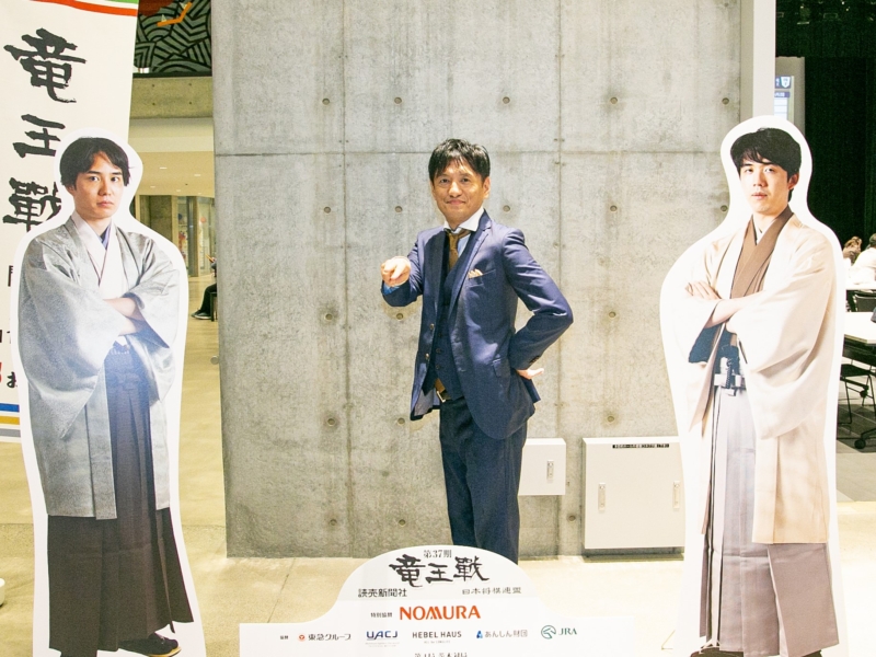 ヤナギブソンが地元・茨木市開催の竜王戦“大盤解説”に登場! 将棋好きの念願叶い「いちばんうれしい仕事」