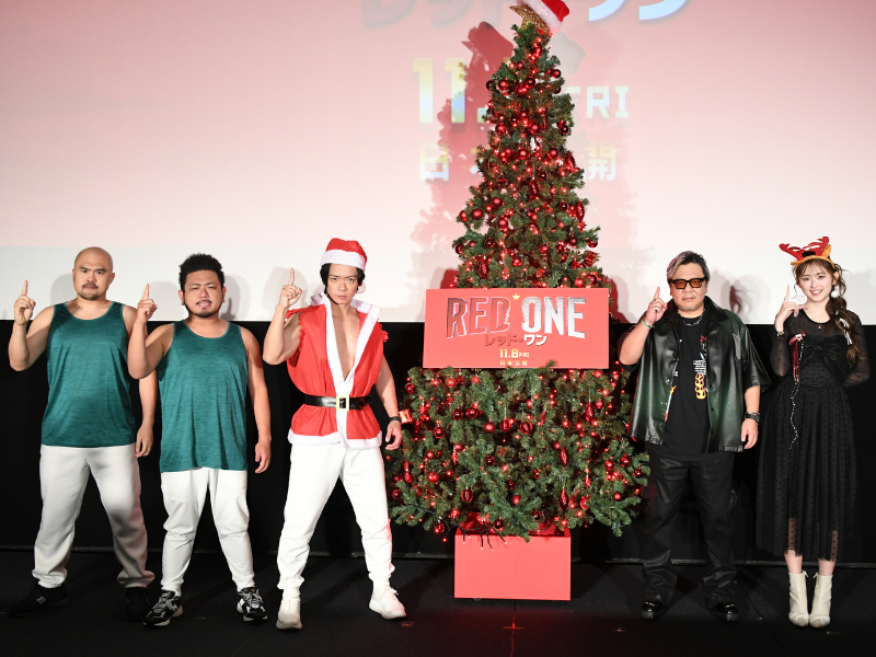 マヂラブ野田クリスタル・鬼越トマホークも登場! 映画『レッド・ワン』公開記念! 世界一マッチョなクリスマスツリー点灯式