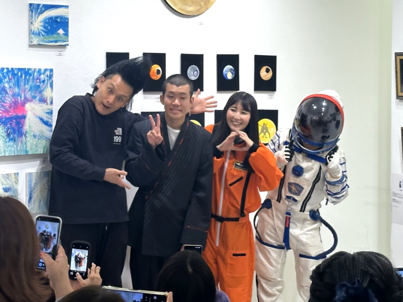 ミサイルマン岩部、アキナ秋山、酒井藍…吉本芸人がグループ展で宇宙アート! 「織田信長も見ていた月にゾクゾク」