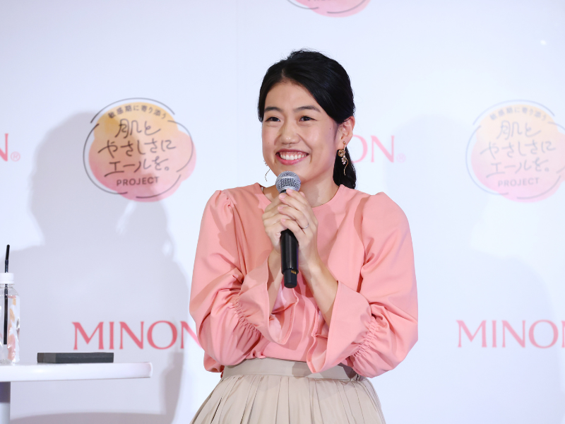 横澤夏子の絵本読み聞かせ＆スペシャルトークショーを『ミノンひろば』で開催! “ママのあるあるネタ”披露で子育て世代にエール!