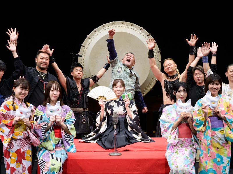 “10周年”月亭八織の記念公演は独特の世界観全開! 太鼓や照明のこだわり演出に“師匠”八方、鶴瓶も登場