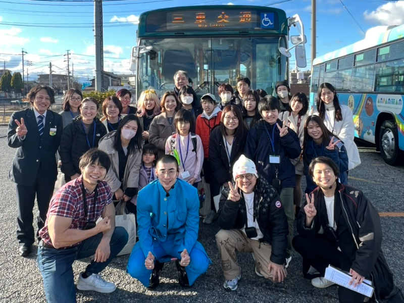 青木マッチョがカリンバで劇中音楽を奏でる一幕も! 三重県桑名市 映画『アイミタガイ』ロケ地を巡るバスツアー