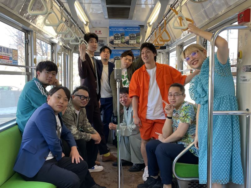 札幌市内を走る路面電車の中で“お笑いライブ”開催! 10分で完売のゲリラライブは熱気で窓も曇る大爆笑